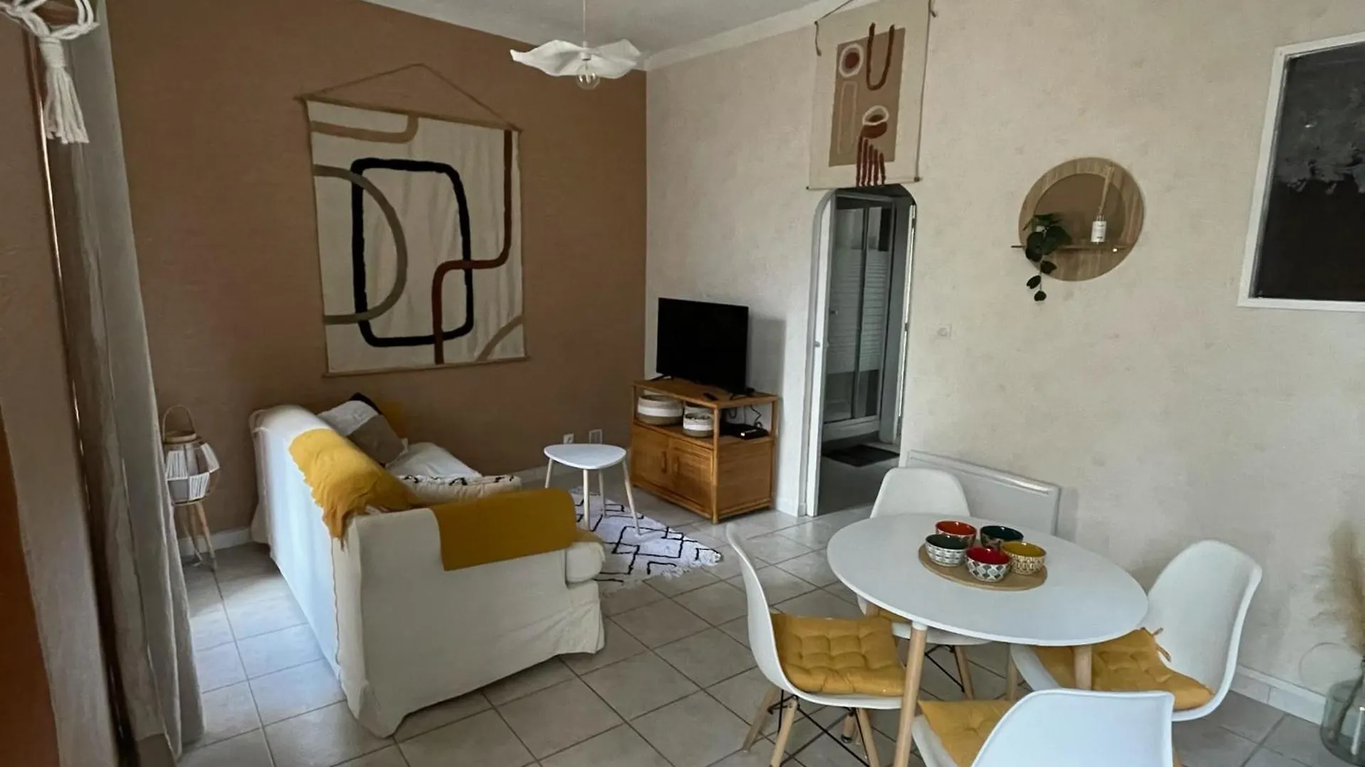 Beautiful Apt Near Notre-Dame-Du-Mont Marseille France