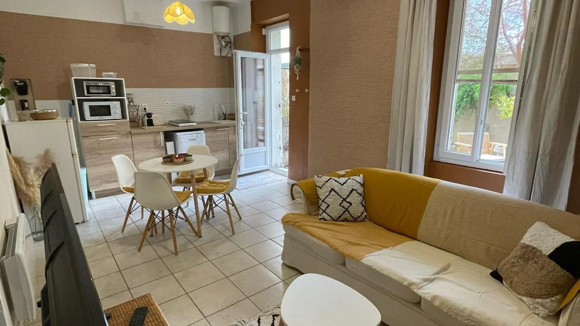 Beautiful Apt Near Notre-Dame-Du-Mont Marseille Apartment