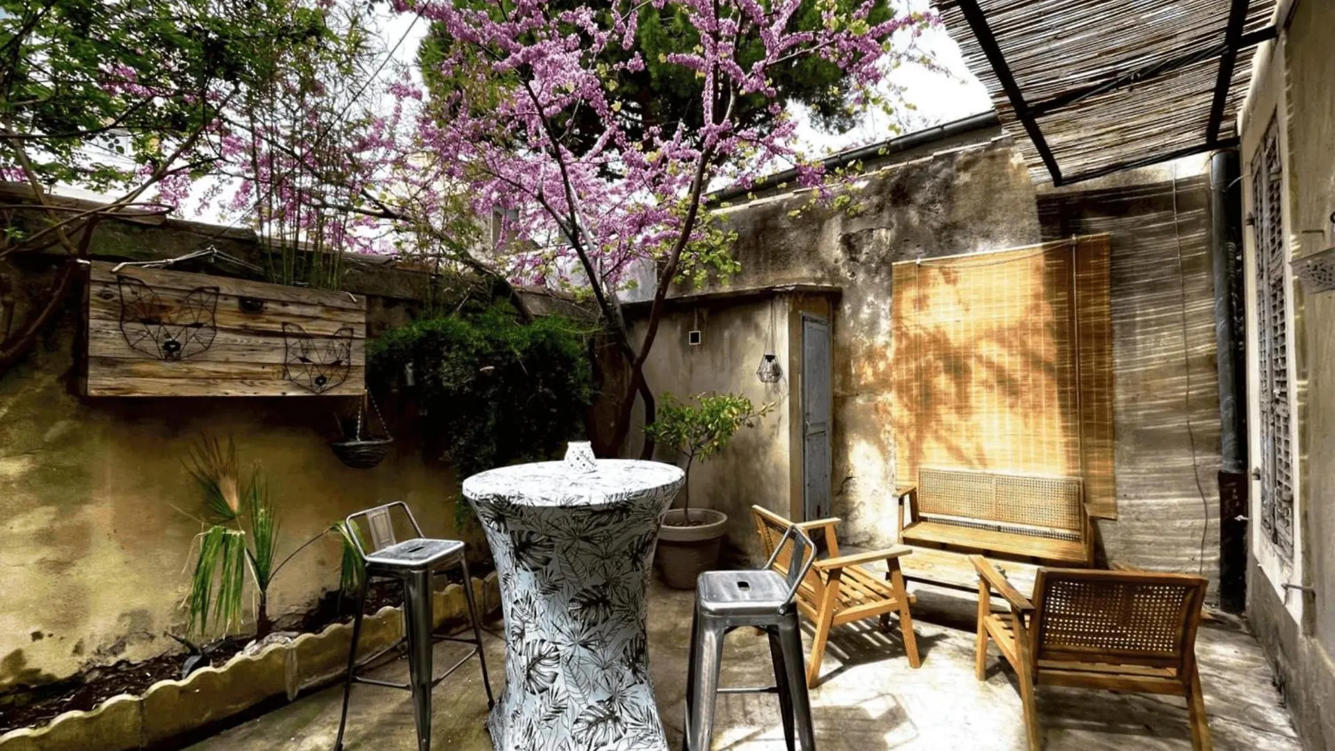 Beautiful Apt Near Notre-Dame-Du-Mont contacts